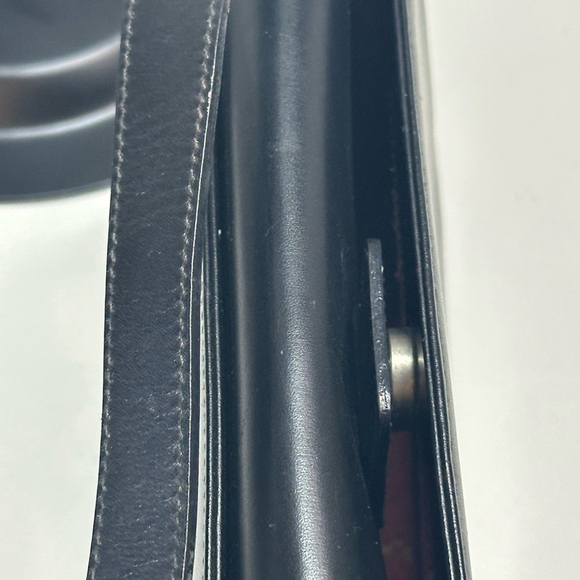 Sleek Black Gucci Shoulder Bag with Structured Design and Thin Strap - Picture 13 of 16